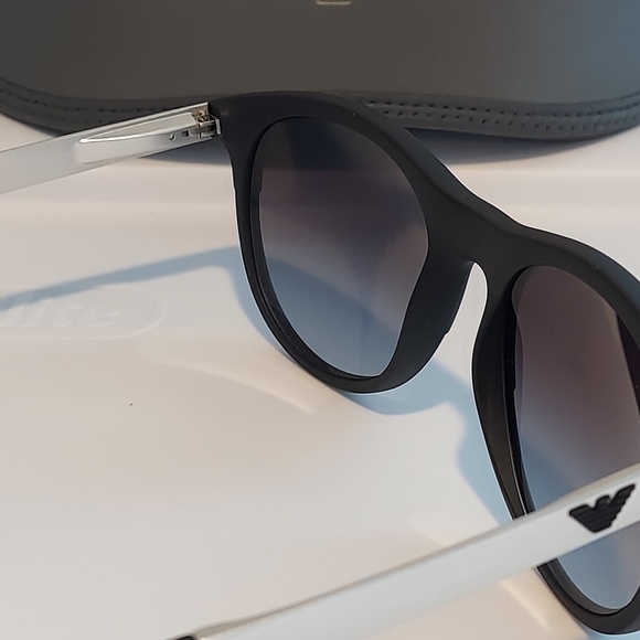 EMPORIO ARMANI
Oval Frame Sunglasses EA 4… - Picture 7 of 9
